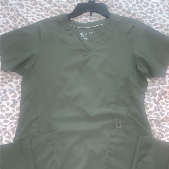 Xsmall/small olive green scrubs. Gently used - Picture 3 of 13
